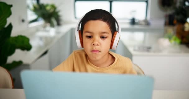 ラップトップ ホームスクール 子供の発達のためのオンラインクラスの少年学生との教育のためのヘッドフォン インターネット評価のためのアパートの若い子供とのコンピュータ 研究またはバーチャルエラー — ストック動画