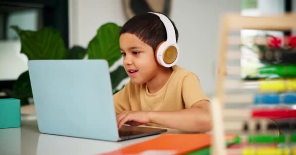 子供のウェブサイト サブスクリプション キッチンでの教育ゲームでオンライン学習のための子供 ヘッドフォンまたはラップトップ ハッピー 少年や数学のアプリ デジタルチューターのためのオーディオ 楽しいまたは自宅のアバカスによる開発 — ストック動画