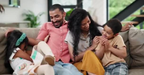 Szczęśliwa Rodzina Łaskotanie Miłość Kanapie Salonie Relaks Zabawy Komunikacji Nawiązywania — Wideo stockowe