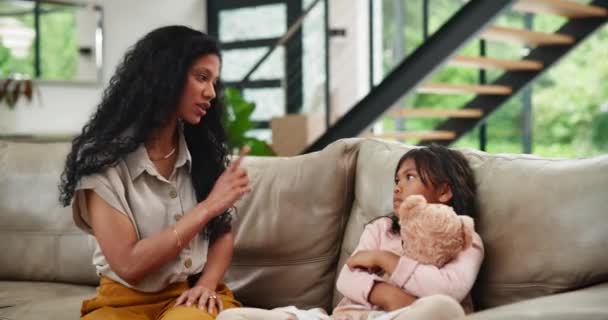 Keluarga Mengajar Atau Disiplin Dengan Ibu Dan Gadis Sofa Ruang — Stok Video