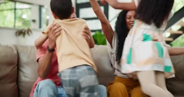 Glad Familj Föräldrar Och Lekfulla Barn Soffan Tillsammans För Bindning — Stockvideo