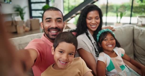 Família Feliz Rosto Engraçado Selfie Sala Estar Para Cuidar Fim — Vídeo de Stock