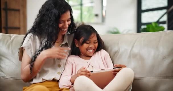 Moeder Dochter Woonkamer Voor Ontspanning Tablet Glimlach Voor Liefde Verbondenheid — Stockvideo