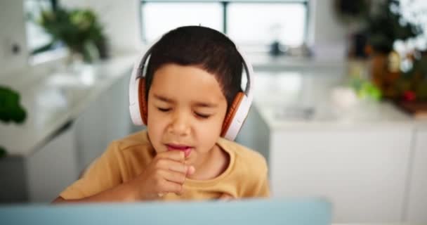 笔记本电脑 思维和耳机 供家庭学校用 男生在网上课堂上学习 以促进儿童发展 在公寓里与幼儿一起进行计算机 教育或虚拟电子学习以进行网上评估 — 图库视频影像
