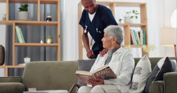 Senior Vrouw Verzorger Bank Met Ondersteuning Gesprek Verpleegster Woonkamer Van — Stockvideo