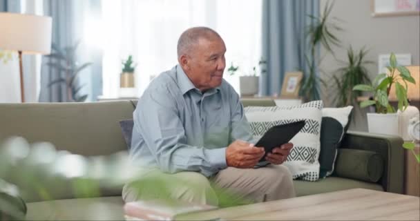 老年人 妇女和护士或有支助 交谈和护理的早餐 住在退休的客厅里 老年人 人和黑人在用餐时带着善良 快乐和讨论的心情 — 图库视频影像