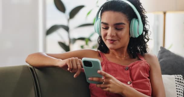 Fejhallgató Mobiltelefon Zenehallgatáshoz Vagy Online Szórakoztatáshoz Vagy Audióhoz Streameléshez Vagy — Stock videók