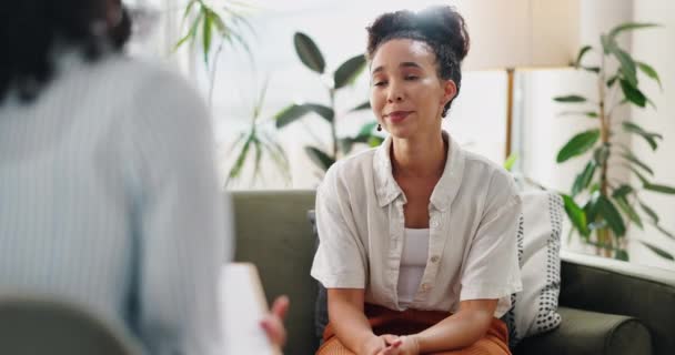 Asesoramiento Ayuda Mujer Sofá Hablando Con Terapeuta Consejero Guía Para — Vídeos de Stock