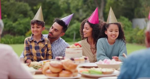 孩子和快乐的生日蛋糕在花园里 带着关怀 爱心和家庭食物的粘合 母亲和孩子们 带着帽子参加聚会 活动和庆祝活动 围坐在桌旁 — 图库视频影像