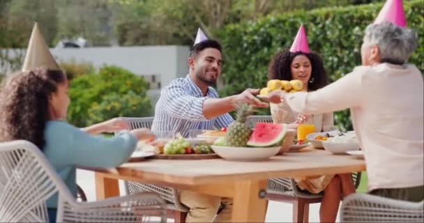 가정의 정원에서 놀라움 모자를위한 파티에서 대화와 뒤뜰에서 이벤트를위한 음료와 아이들 — 비디오