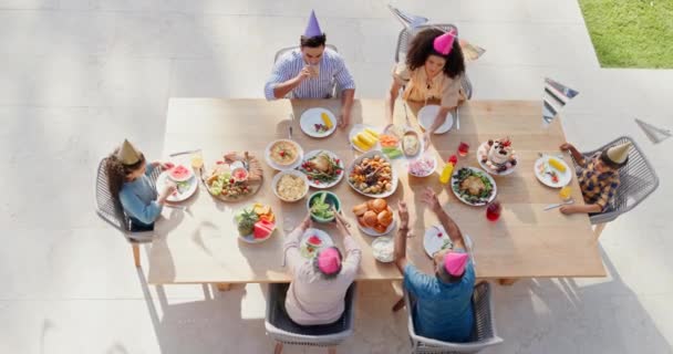 Születésnapi Torta Asztal Több Mint Családi Esemény Ünneplés Party Teraszon — Stock videók