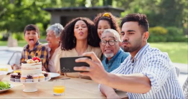 Selfie Rodzina Zabawne Podwórku Urodzinami Social Media Dziadków Świeżym Powietrzu — Wideo stockowe