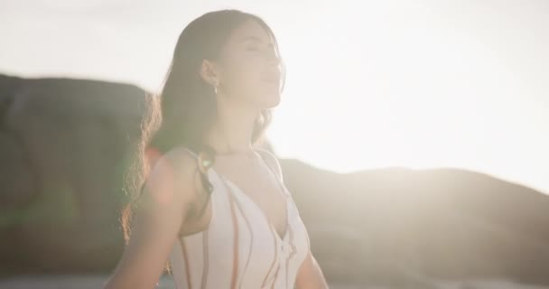Plaża Zachód Słońca Kobieta Spokojem Oddychaniem Relaksem Wakacjach Lub Wakacjach — Wideo stockowe