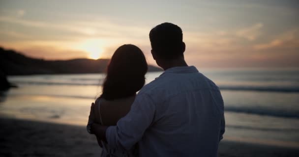 Sonnenuntergang Rücken Und Paar Strand Für Die Liebe Urlaub Auf — Stockvideo