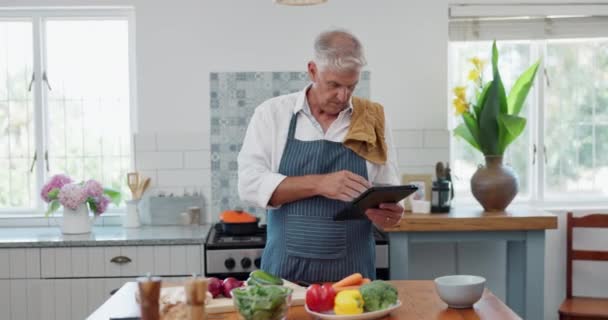 Кулинария Исследования Зрелый Человек Таблицей Здоровой Пищи Питания Интернета Кухне — стоковое видео