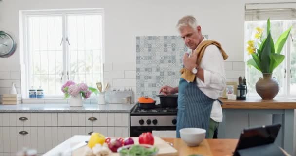 Hombre Cocina Verduras Con Tableta Para Receta Online Cocina Para — Vídeo de stock