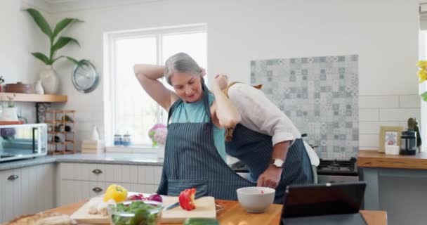 Koken Helpen Volwassen Echtpaar Met Schort Voor Maaltijd Prep Voeding — Stockvideo