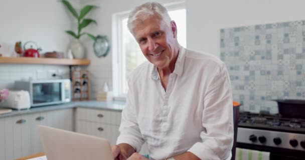 家中老人的脸 笔记本电脑和笑容都在厨房的桌上 独自一个人在公寓里 在加拿大 为了上网而在电脑上描绘的快乐的老年人 在家里放松一下 然后退休 — 图库视频影像