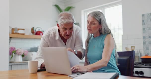 Laptop Argumento Casal Com Documento Cozinha Para Pagar Contas Hipoteca — Vídeo de Stock