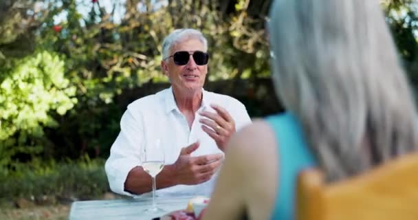 老年人 夫妻和户外午餐 在约会 退休和滑稽的谈话中开怀大笑 老年人 男人和女人 大自然赋予他们酒水 水果和快乐的早餐 放松和谈话 — 图库视频影像