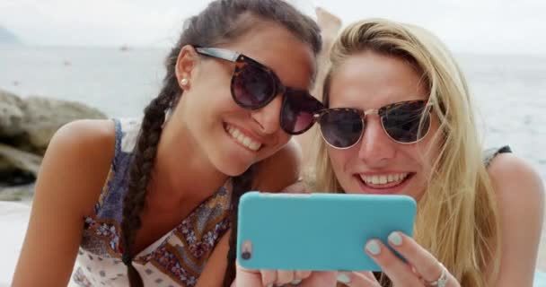 Amigos Teléfono Mujeres Felices Una Playa Riéndose Las Redes Sociales — Vídeos de Stock
