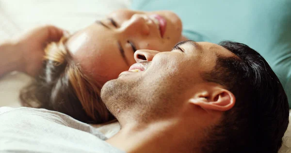 Ζευγάρι Στο Κρεβάτι Μιλάει Χαρούμενος Και Συνομιλία Πρωί Αγάπη Ραντεβού — Φωτογραφία Αρχείου