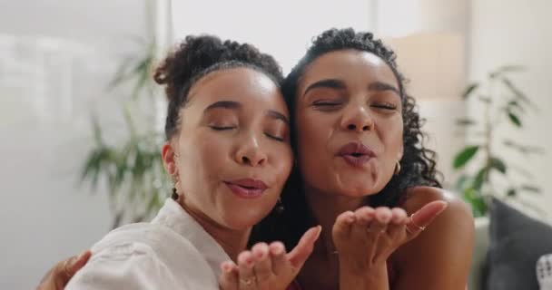 Casal Rosto Sopro Beijo Para Lésbicas Casa Felicidade Ligação Com — Vídeo de Stock