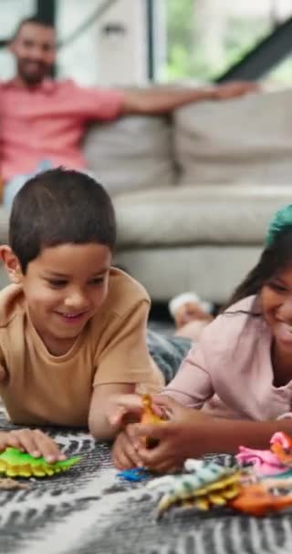 Kinder Spielzeug Und Gemeinsames Spielen Einem Familienhaus Für Entwicklung Lernen — Stockvideo
