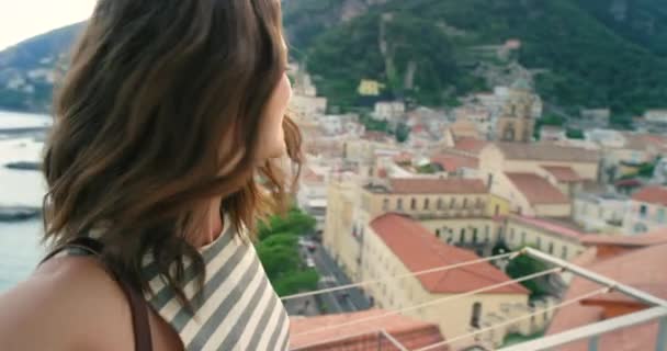 Vlog Donna Balcone Con Felicità Vista Sulla Città Paesaggi Vacanze — Video Stock