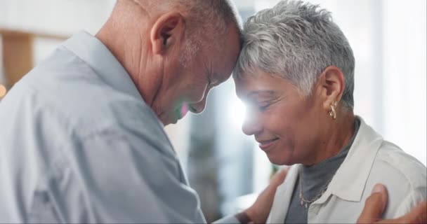 Seniorenpaar Liebe Und Unterstützung Hause Mit Umarmung Pflege Und Zusammenhalt — Stockvideo