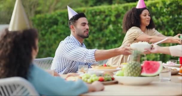 Familia Fiesta Cumpleaños Almuerzo Jardín Para Los Niños Los Padres — Vídeos de Stock