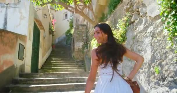 跑步和女人在意大利城市的楼梯上进行愉快的旅行 精力充沛而兴奋的女孩带着微笑踏上了在阳光下度假的脚步 探索着欧洲 享受着旅程 — 图库视频影像