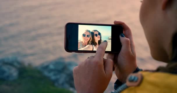 アドベンチャーで自然の中で旅行するための写真付きの電話 スクリーン スマートフォンの観光 ソーシャルメディアの写真をスクロール ブログや山上のメモリ — ストック動画
