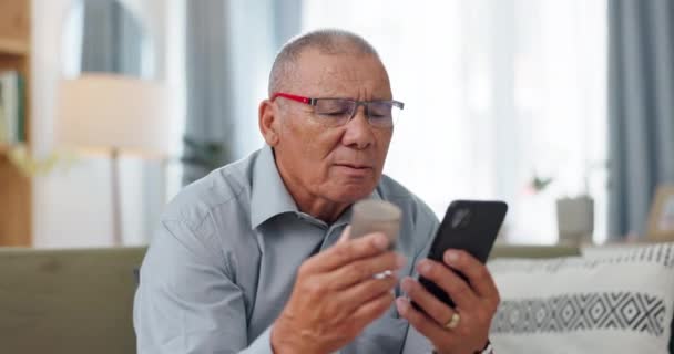 Telepon Obat Obatan Dan Orang Senior Dengan Penelitian Rumah Membaca — Stok Video