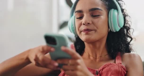 Vrouw Telefoon Koptelefoon Thuis Bank Ontspannen Muziek Sociale Media Streamen — Stockvideo