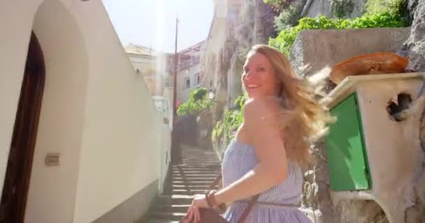 町の幸せ または冒険のためにイタリアの都市の階段で休日 ランニング エネルギーと太陽の休暇のためのステップに笑顔で興奮する少女 ヨーロッパを探検し 旅を楽しむ — ストック動画