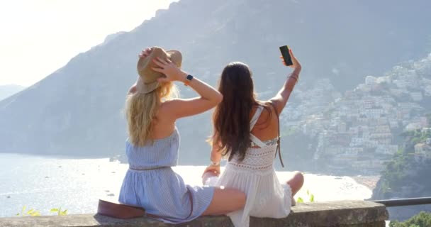 Amici Festeggiate Selfie Con Cellulare Insieme Vacanza Italia Divertimento Turisti — Video Stock