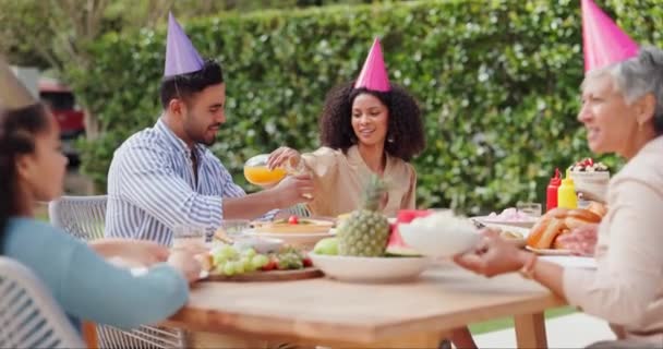 Familie Eten Blij Met Hoed Verjaardagsfeestje Voor Feest Verrassing Gesprek — Stockvideo