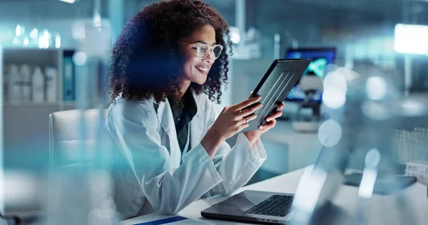 Tablet Laptop Mujer Científica Laboratorio Trabajando Investigación Médica Proyecto Experimento — Foto de Stock