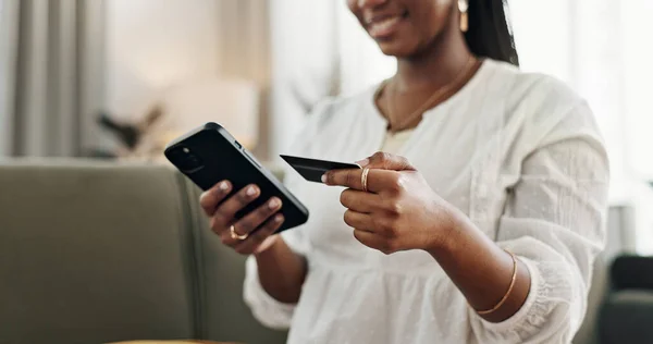 Hände Frau Und Kreditkarte Mit Smartphone Auf Dem Sofa Zum — Stockfoto