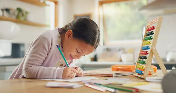 宿題や彼女の家でのカウントの練習とキッチンでの学習 書き込みや幸せな女の子の子供 創造的 子供の学生の笑顔ホームスクールのアートレッスンのテーブルの上に描画しながら — ストック写真