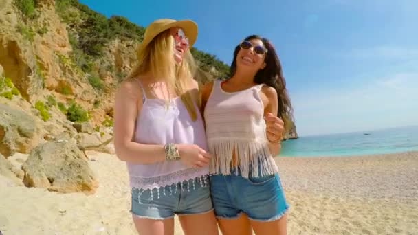 在意大利 夏天在海滩度假 度假或休息时张开双臂 女人或朋友 人的自由 高山或后背的冒险 热带旅行或感激户外的自然来放松 — 图库视频影像