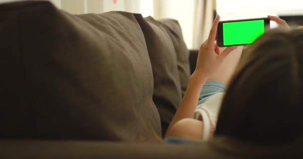 미디어 공간에서 소파에 크로마 키가있는 클로즈업 스마트 사람은 앱에서 마케팅 — 비디오