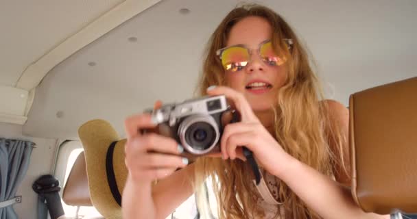 Γυναίκα Οδικό Ταξίδι Και Χαρούμενος Κάμερα Στο Βαν Για Διακοπές — Αρχείο Βίντεο