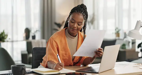 リモートワーク アイデア 思考の研究のための家庭オフィス ドキュメント ラップトップの黒人女性 フリーランスのネットワーキングのための家のコンピュータ 書き込みノートとオンライン検索を持つデスクで幸せな女の子 — ストック写真