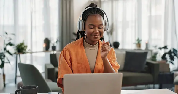 リビングルームのラップトップ ダンス 若い女性は アルバム ラジオを聞いています テクノロジー 若いアフリカの女性が自宅のラウンジでコンピュータで曲をストリーミング — ストック写真