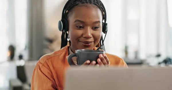 黑人妇女 耳机和咖啡在家里的办公室 与笔记本电脑和远程工作和休息在公寓 有计算机的虚拟助理 与自由职业者 顾问或Crm代理一起喝酒和放松 — 图库照片