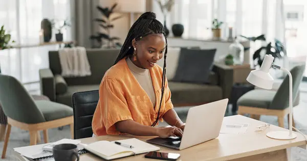 Czarna Kobieta Wpisując Biurze Domu Laptopa Badań Pracy Zdalnej Social — Zdjęcie stockowe