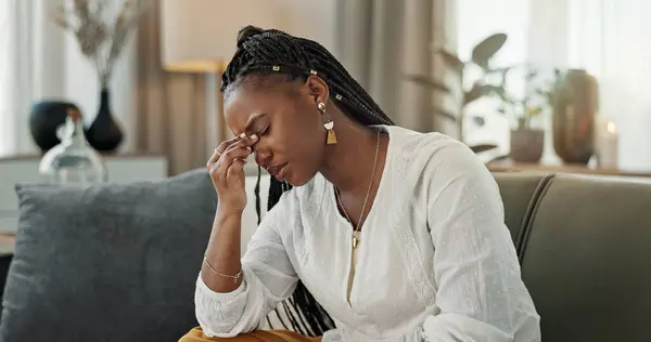 バーンアウト 若い黒人女性は 週末に彼女の近代的なアパートのリビングルームで ストレス メンタルヘルス 病気のアフリカの女性 自宅のラウンジで病気の片頭痛 — ストック写真