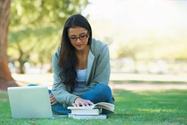 ノートパソコン または自然界の女性は 教育を学ぶための本を読む 大学のキャンパスでオンラインで勉強したりタイプしたりするための草の上の研究 教科書または女性の学生 — ストック写真